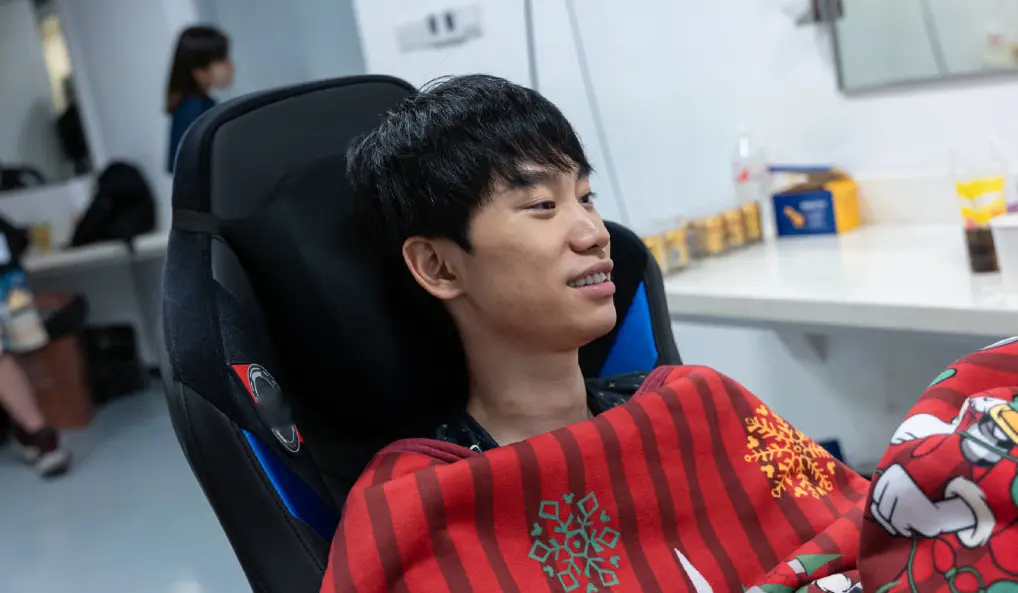 爱游戏体育-Doinb在曼联比赛中比赛规则变更，重要助攻引发热议！